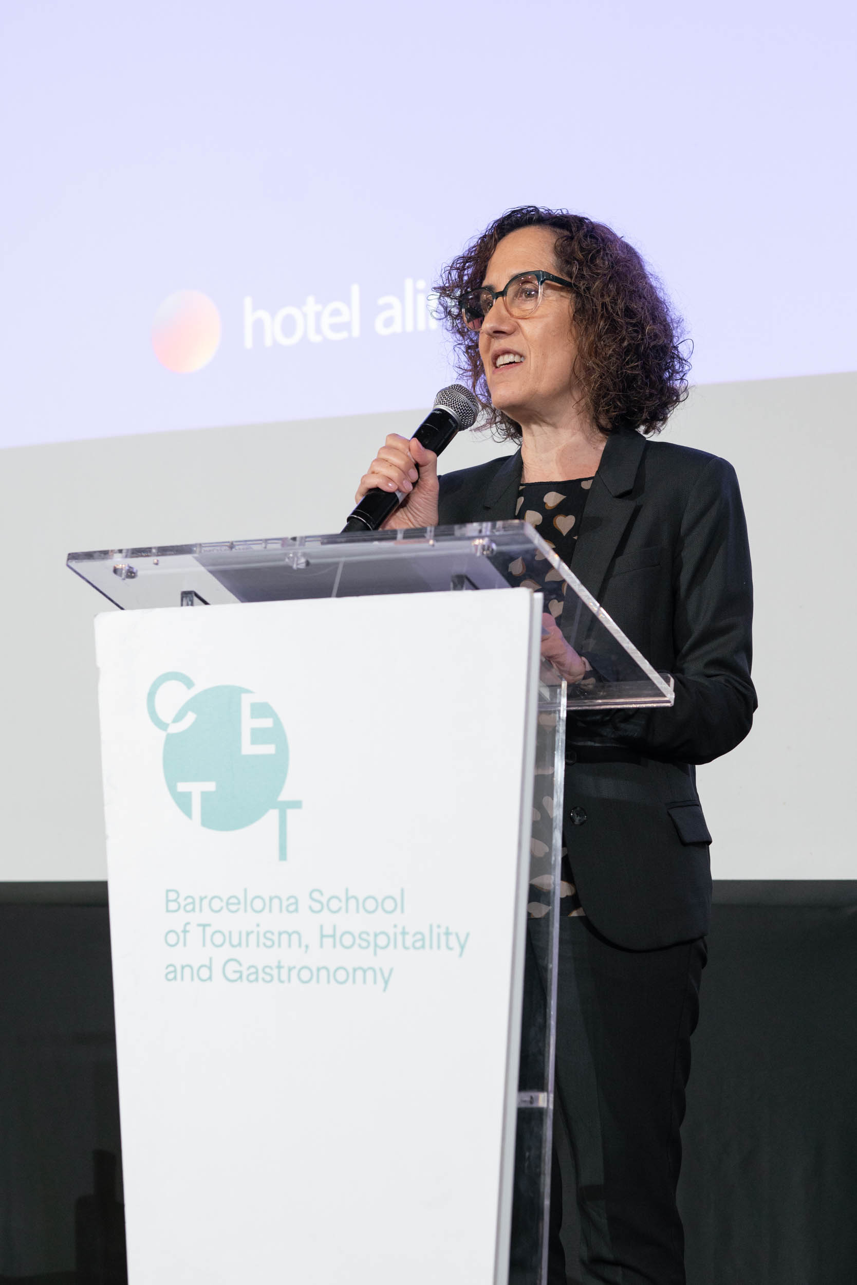 Photography from: Los partidos con presencia en el Parlament exponen sus planes sobre el turismo en Cataluña en un debate organizado por el CETT | Observatori CETT